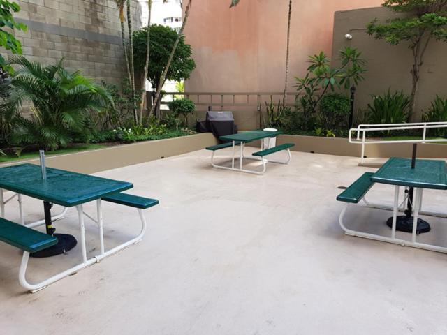 Gem Of Waikiki At Inn On The Park 호놀룰루 외부 사진